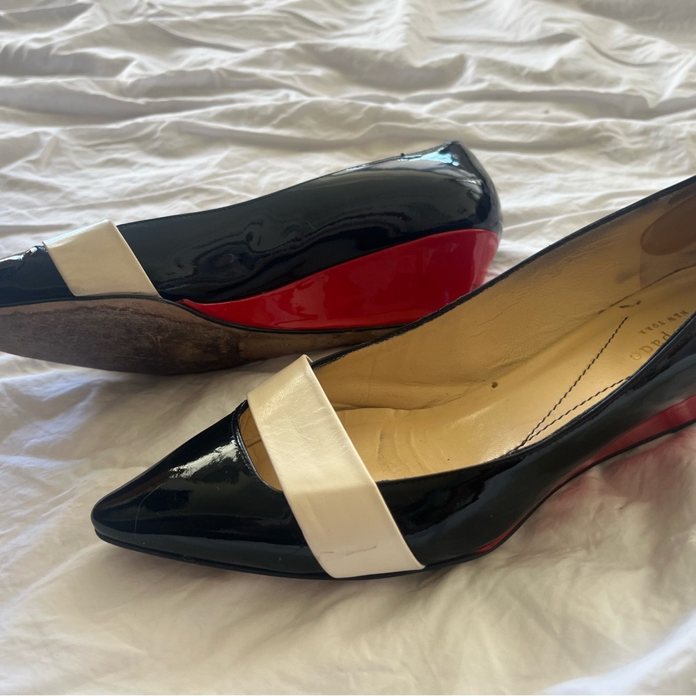 Sz7 Kate Spade 80s influenced geometric red white & black flat kitten wedge